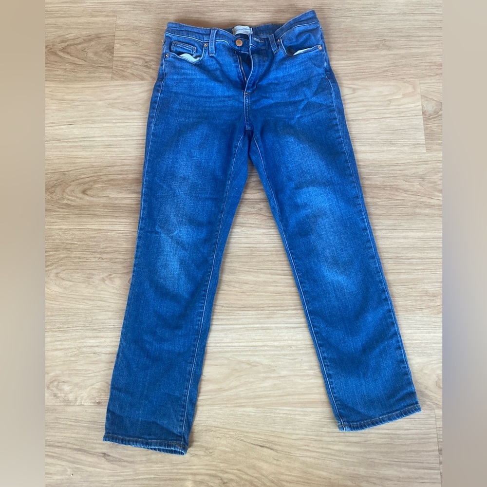 Universal Threads Straight Leg Cropped Jeans Size 6.